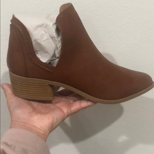 ✨Cognac Colored Brown Booties ✨
